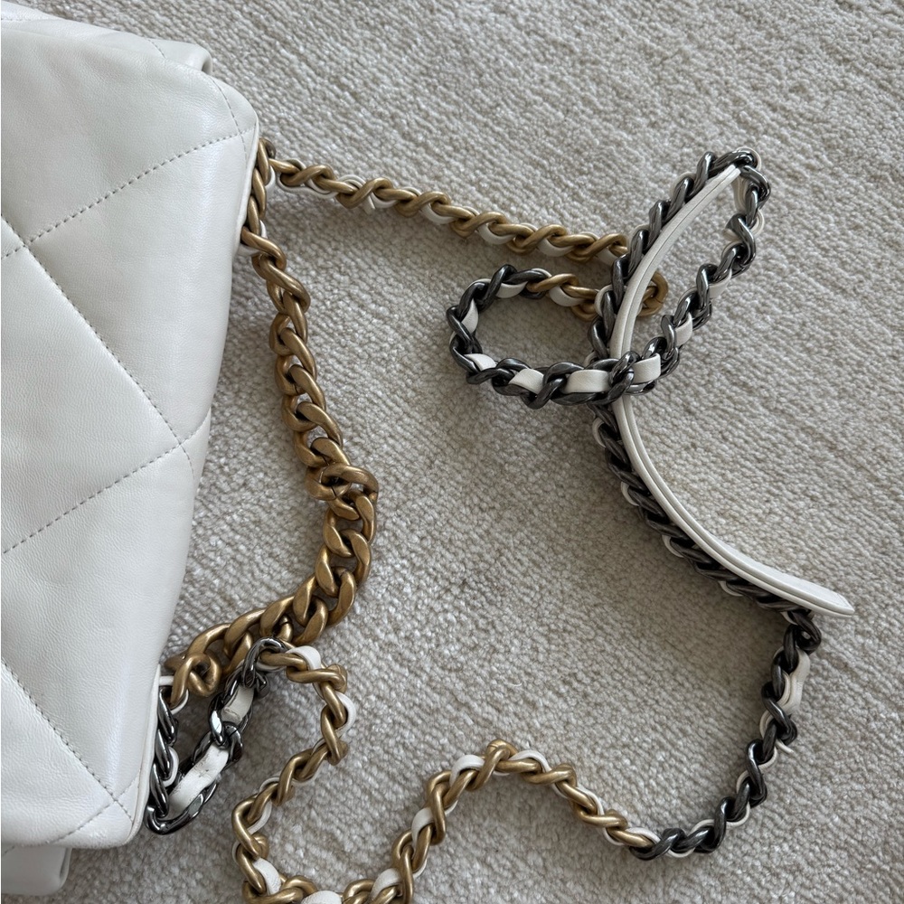 Chanel Ivory Quilted Shoulder Bag with Chain Strap - Picture 5 of 8